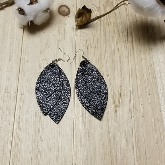 Adorable faux leather triple layer leaf dangle earrings - Picture 5 of 6